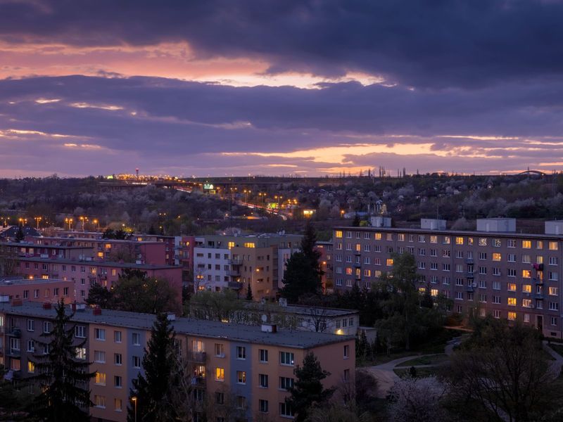Panelové bytové domy na sídlišti za soumraku