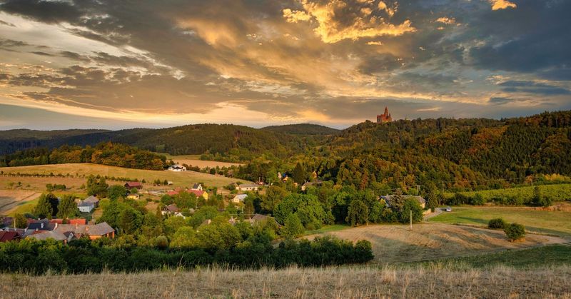 Kopcovitá krajina při západu slunce