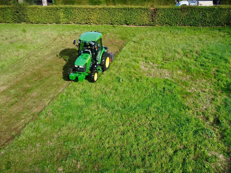 Traktor s nakladačem při zemních pracích