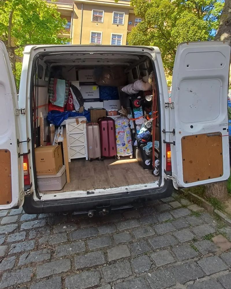 Plně naložená dodávka s krabicemi, kufry a menším nábytkem