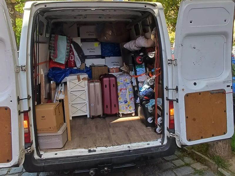 Plně naložená dodávka s krabicemi a kufry