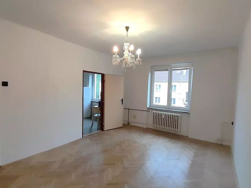 Světlý prázdný pokoj po vyklizení